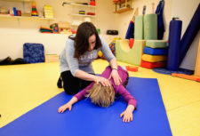 Terapeuta w trakcie pracy z dzieckiem | ATR Gabinet