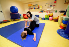 Terapeuta w trakcie pracy z dzieckiem | ATR Gabinet
